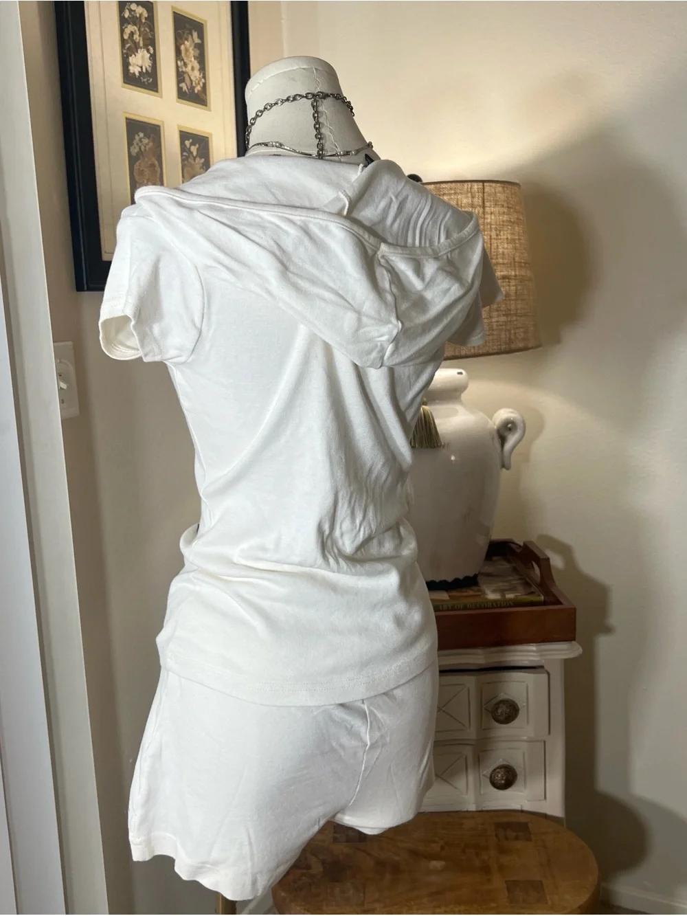 Y2K White V-Neck Hooded Tee Shorts Set with Red Rose Print